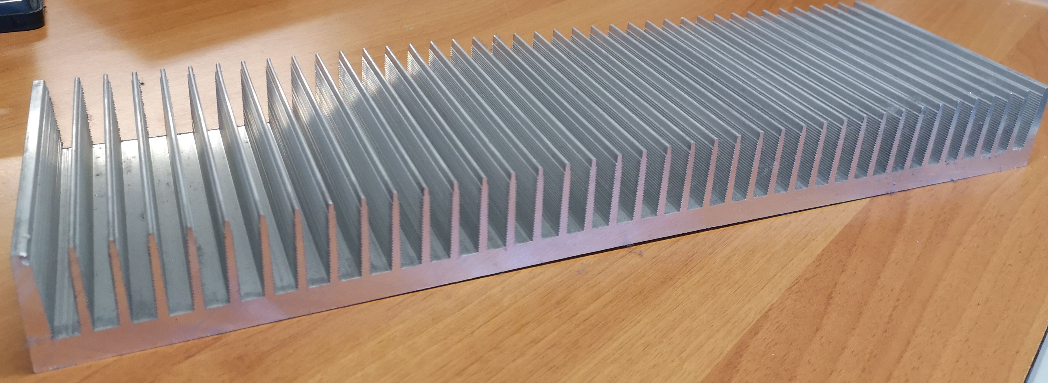 dissipateur thermique à ailettes en aluminium