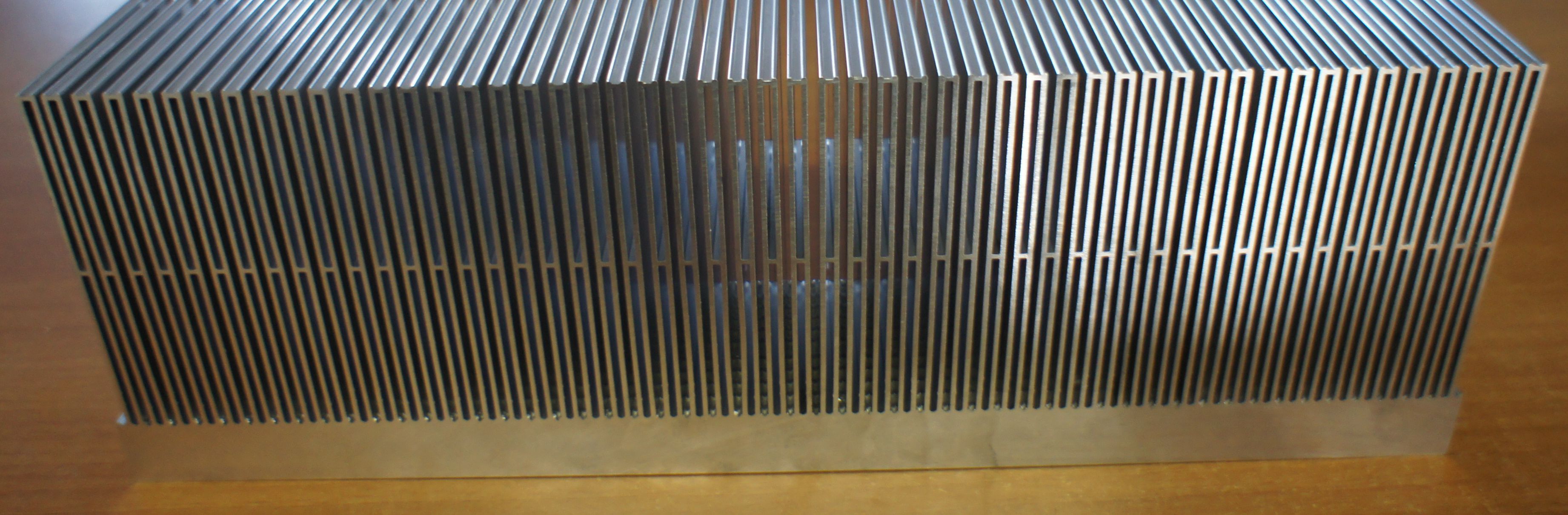 Aluminiowy radiator z gęstymi żebrami